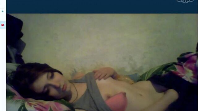 Девушка на кровати просто разделась в скайпе 18+ голая школьница студентка раздевается за деньги порно секс эротика трах сиськи