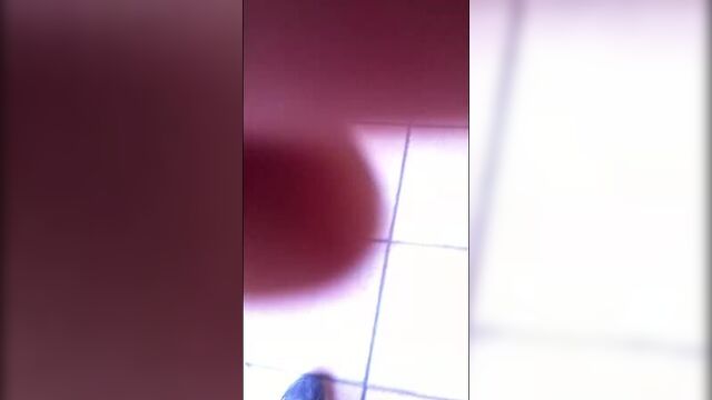 Подсматривают под юбки девушкам без трусиков.mp4