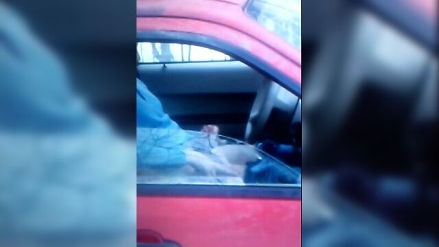 Парень онанист дрочит в машине
