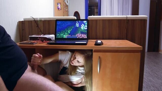 Прячется от мамы [порно, секс, трахает, русское, инцест, мамка, домашнее]