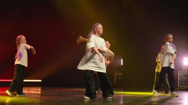 Kids | софа солякова, настя сагинова, вадим поломошнов | отчётный концерт 2023 | myvibe