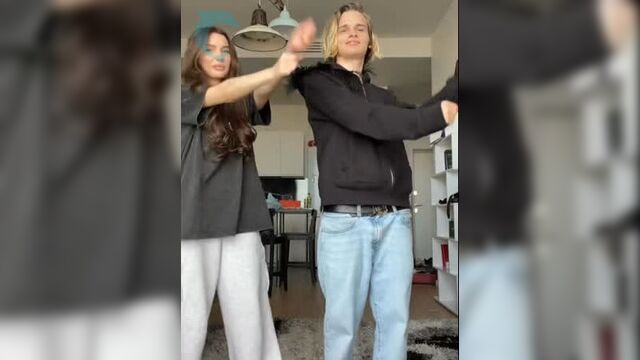 Скалли милано и его девушка флексят