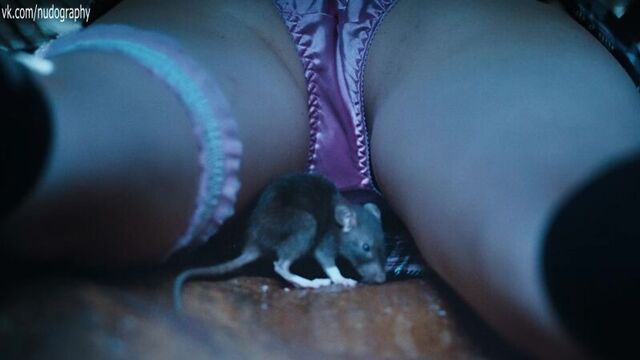 Мышка и киска - дези лайдик (desi lydic) в фильме "стан хельсинг" (stan helsing, 2009, бо дзенга) 1080p