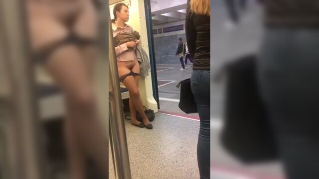 Голая девушка в метро. видео прикол (wantprikol.ru)