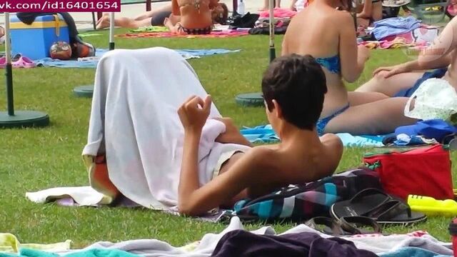 Чуркабес дрочит на пляже и пожирает свою сперму