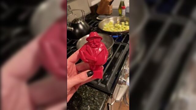 Господин аль денте помогает готовить пасту