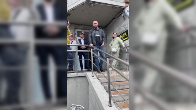 Макс дивнич собрал армию, чтобы выселить из квартиры мигрантов, которые её захва