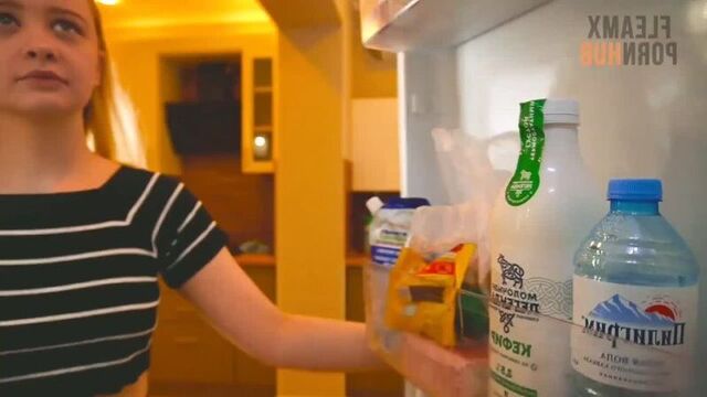 Русский инцест - брат трахнул на кухне сестру в попку