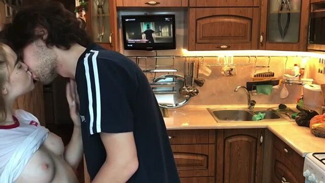 Из-за мокрой футболке мои трусики намокли mollykelt [порно, секс, трахает, русское, инцест, мамка, домашнее] фуллементарно ватсо