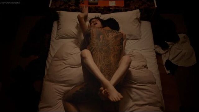 Александра даддарио (alexandra daddario) голая в фильме «все оттенки токио» (2019)