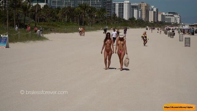 Подружки прогулялись по плюжу в новых купальниках