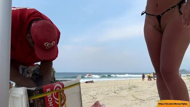 Супермаленькие стринги в купальнике - продавец снял пусси на пляже