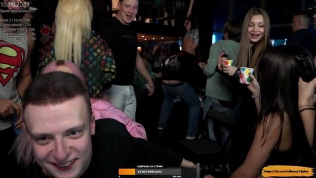 Полностью разделась и танцует на столе на стриме у mellstroy