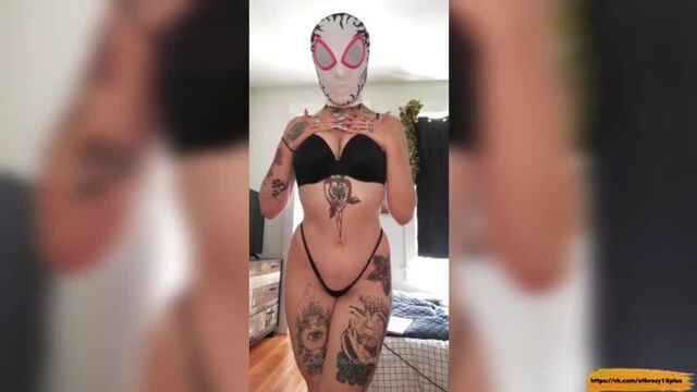 Голый тик-ток - женщина-паук разделась и показала свои сочную киску