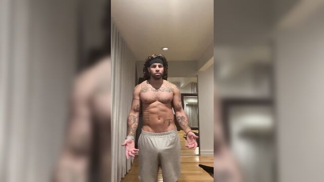 Ig model shows off her perfect ass for you, a stunning sight to behold