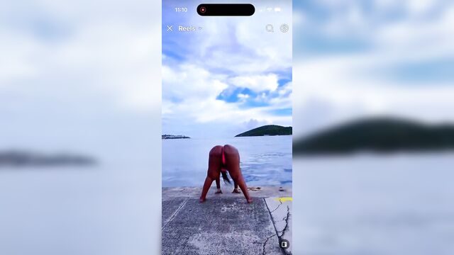 A goddess with a big ass twerks and claps her ass