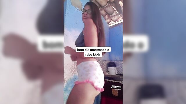 The naughty safada gives a good blowjob and shows her hole
