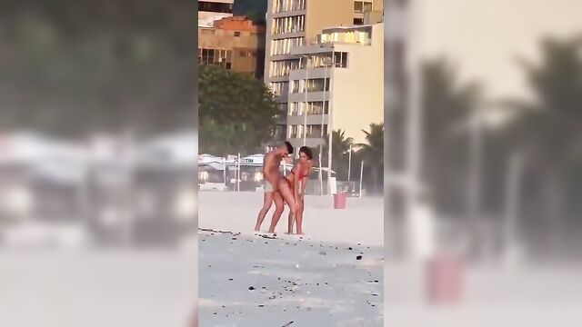 A couple fucking outdoors in the open air, right in the middle of the day in rio