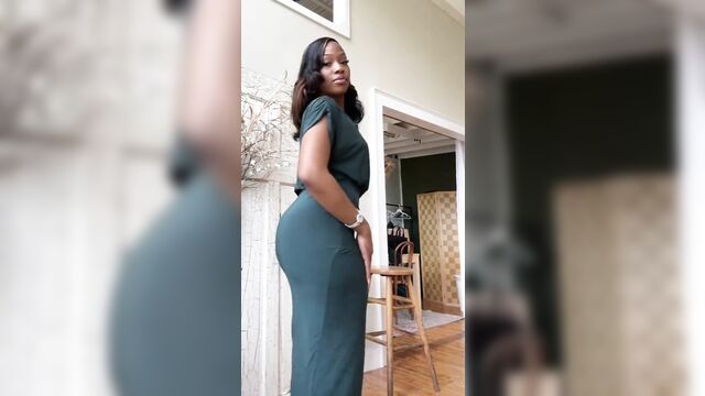 Ebony babe toniannsp twerks her juicy ass