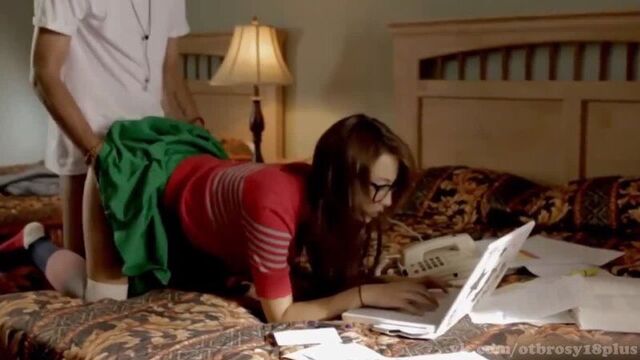 Трахает свою подругу пока та делает реферат - эстетика секса в кино