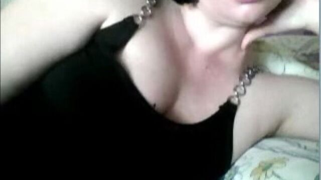 Брюнетка оголила грудь в видео чате