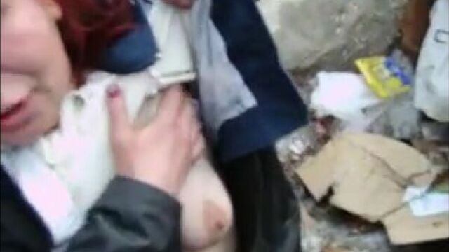 Дает алкашке в рот