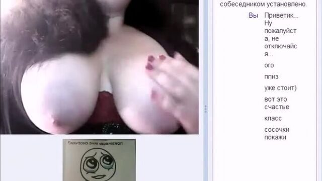 Пышногрудая девка показывает сиськи по вебке