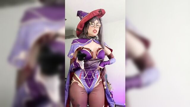 Didi wix shows her body while dancing on tiktok
