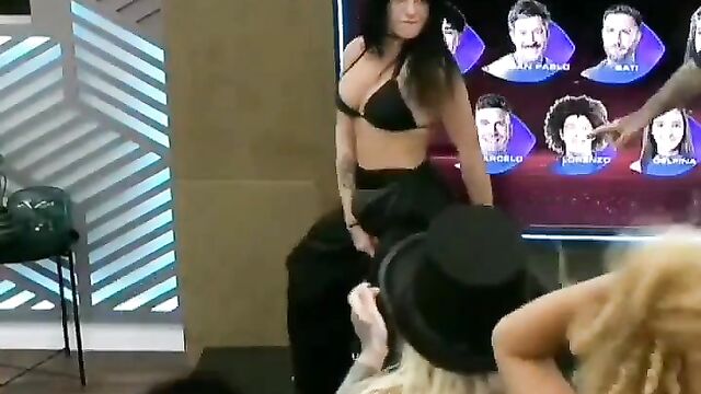 A beautiful woman shows her ass and pussy in gh argentina