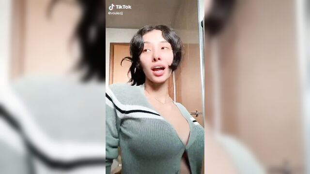 Dancer girl is shaking her ass on tik tok