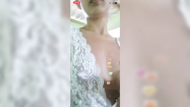 Kinky live show with a hint of teasing and flexing