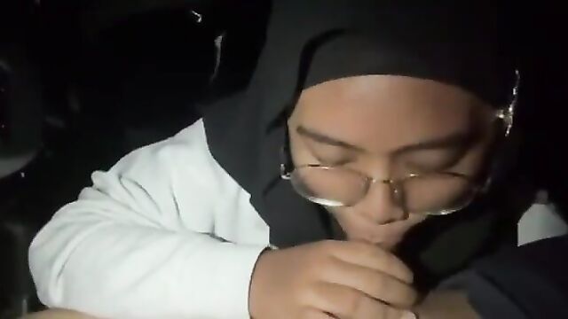 Hijab awek gives a masterful blowjob experience with her tongue