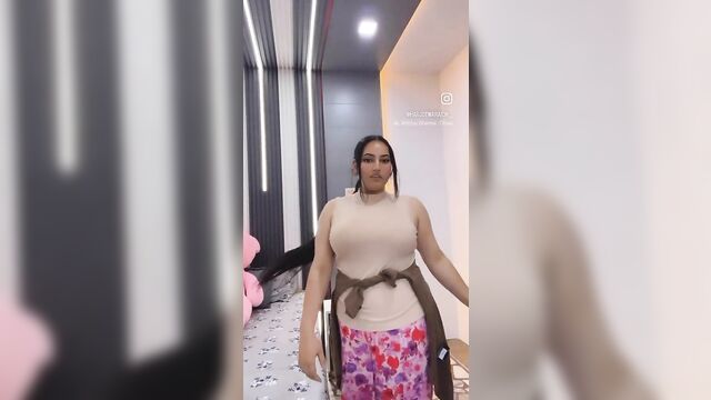 Harjot kaur waraich gets exposed on tik tok by a dress accident