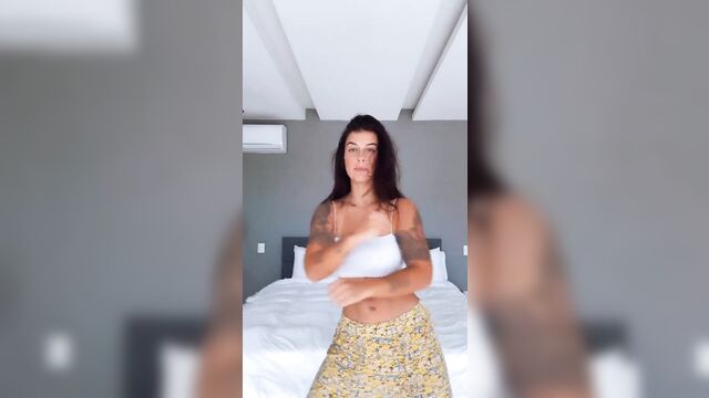 Fit and gorgeous porn star bárbara labres shakes her ass