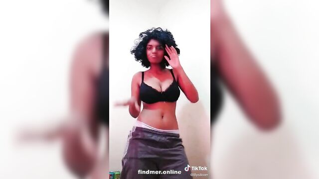 Big tits lilysilcorr takes off her bra to show you