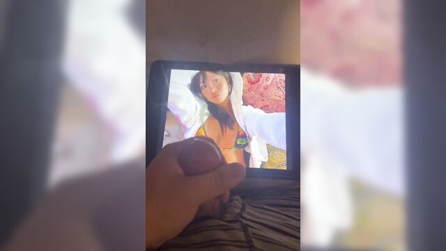 Beabadoobee gets a cumshot tribute after singing her song