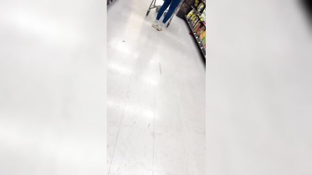 Aerie leggings worn by a girl show off her fat ass and cameltoe