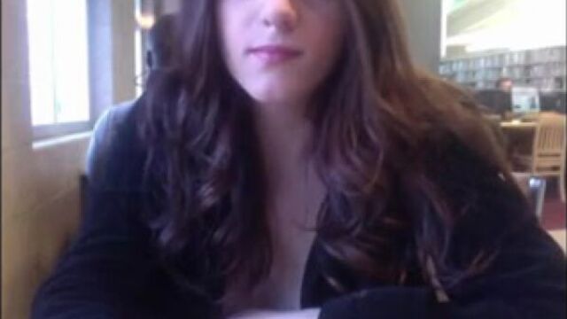 Спалили как молодая девушка показывает себя по вебке