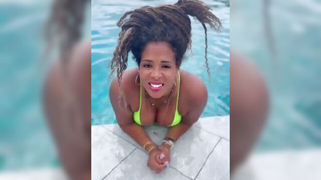 Kelis has a slight nip slip moment, but no big deal