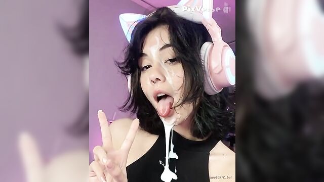A novinha gostosa da saycat se exibe na webcam para a cumplicidade