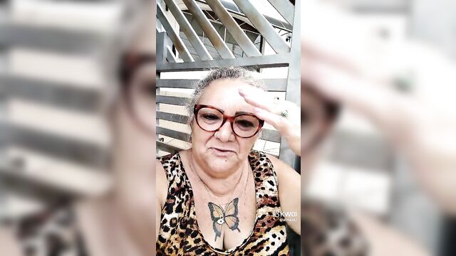 Olha a coroa gostosa, uma brasileira se faz de raras