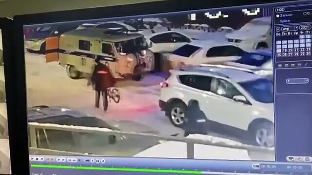 В якутске полицейские грузят вилосипеды