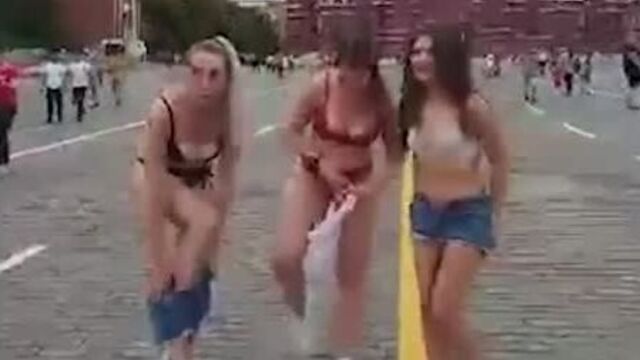 Разделись на красной площади