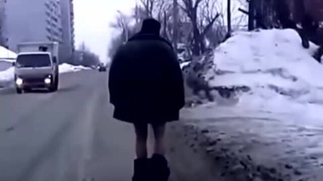 Джинсы висят низко