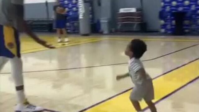 Дрэймонд грин с сыном на тренировке перед 6-м матчем