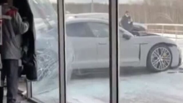 Блогер михаил литвин влетел в автосалон на новом порше