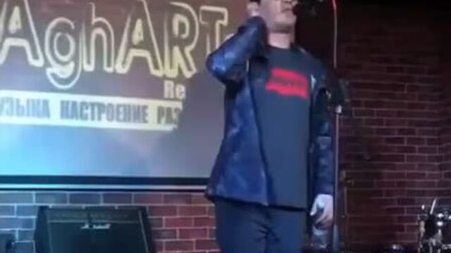 Фонтанчик с чёрным дельфином