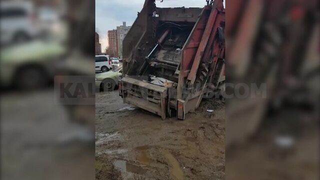 Мусоровоз решил развернутся на маяковке