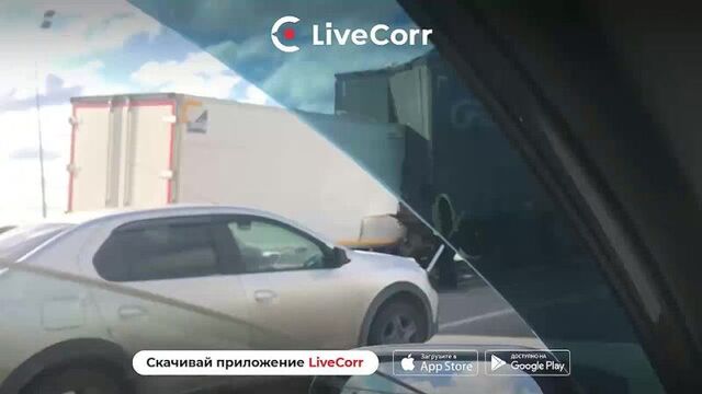 Водитель газели выжил, влетев в фуру в тюмени
