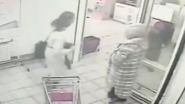 Мужчина напал с топором на покупателей в "магните".